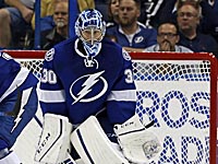 Шайба пробила маску и выбила зубы вратарю 