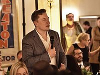 Элон Маск представил черепицу из солнечных батарей