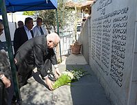 Президент Ривлин возлагает цветы к мемориалу жертв бойни в Кафр Касем. 26.10.2016