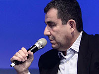 В связи с обвинениями в сексуальных домогательствах журналист Ари Шавит уволился из газеты 