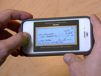 Вступил в силу закон, позволяющий вкладывать чеки с помощью смартфона