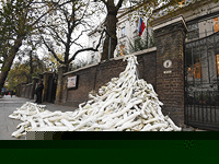 Протест против штурма Алеппо: вход в посольство РФ в Лондоне завалили пластиковыми руками