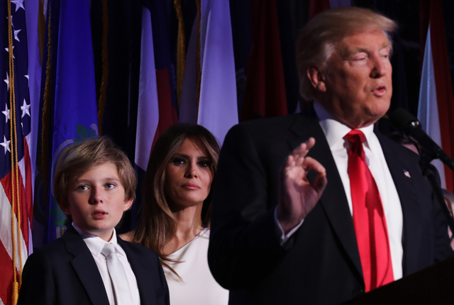 Бэррон, Меланья и Дональд Трамп. 9 ноября 2016 года Бэррон, Меланья и Дональд Трамп. 9 ноября 2016 года