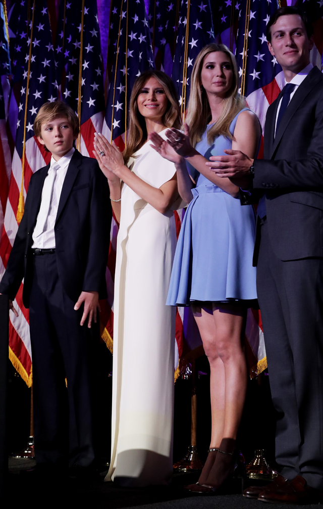 Бэррон, Меланья, Иванка Трамп и Джаред Кушнер. 9 ноября 2016 года Бэррон, Меланья, Иванка Трамп и Джаред Кушнер. 9 ноября 2016 года