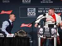 Макгрегор захватил чемпионский пояс Альвареса. Бойцы едва не подрались на предматчевой пресс-конференции