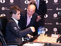 Первый ход сделал Вуди Харрельсон. Гроссмейстеры: сюрпризов не было