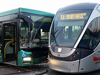 В Иерусалиме впервые сошедший с рельсов трамвай столкнулся с автобусом