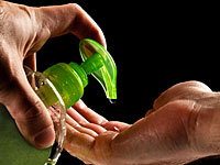 Минфин: цены на дезодоранты, шампуни и мыло в Израиле слишком завышены