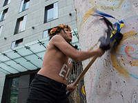 Акция FEMEN около посольства Германии в Киеве. 24 ноября 2016 года