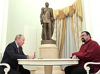 Путин вручил Стивену Сигалу российский паспорт