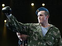 Чемпиону мира по боксу Денису Лебедеву не позволили успокоить дебошира в самолете