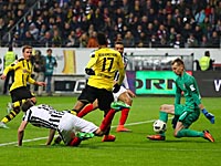 Хартманн не реализовал пенальти. Коэн получил желтую карточку.