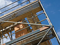 Ветер повалил строительные леса на кафе в Тель-Авиве: пострадал один человек