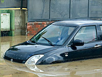 В деревне Иксаль потоками воды унесло пять автомобилей