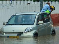 В Ришон ле-Ционе пожарные бригады спасли из затопленных автомобилей 10 человек