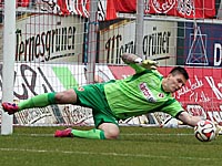 В матче чемпионата Германии вратарю шипами бутсы порезали шею