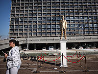 На площади Рабина в Тель-Авиве установлена позолоченная статуя Нетаниягу