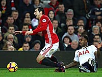 Мхитарян забил победный гол и покинул поле на носилках. 