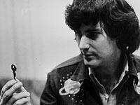 Знаменитому