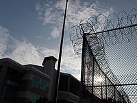 Заключенные британской тюрьмы устроили бунт и захватили один из корпусов