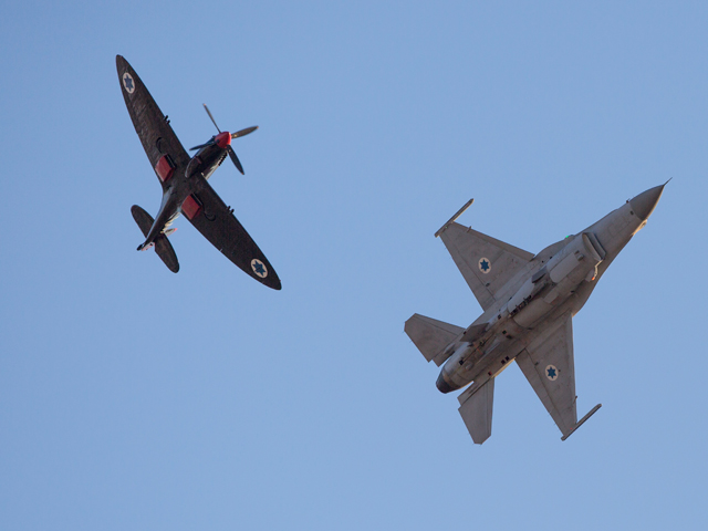 F-16 (справа) F-16 (справа)