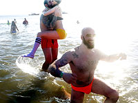 Храбрые в Нью-Йорке: 1 января в Атлантическом океане. Фоторепортаж