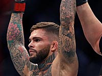 Чемпион UFC подарил чемпионский пояс мальчику, победившему рак