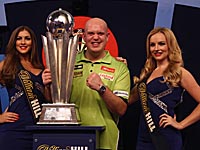 Чемпионат мира по дартс: победил голландец. Болельщик попытался унести кубок