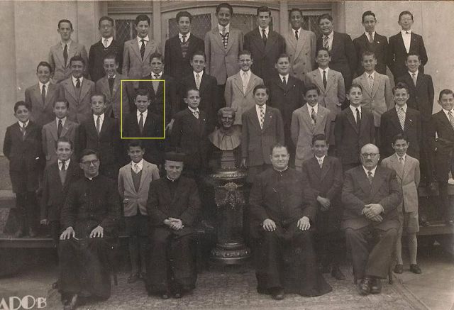 Хорхе Марио Бергольо стоит во 2 ряду, 4-й слева, 1948 год Хорхе Марио Бергольо стоит во 2 ряду, 4-й слева, 1948 год