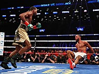 Объединительный бой в Бруклине: в нокдауне побывали оба чемпиона и судья