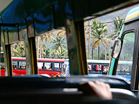 На севере Индии столкнулись грузовик и школьный автобус, десятки погибших