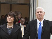 Майк Пенс приведен к присяге в качестве вице-президента