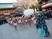 В Японии проходит фестиваль очищения ледяной водой. Фоторепортаж