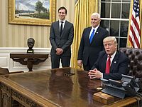Трамп вернул в Овальный кабинет бюст Черчилля, убранный Обамой