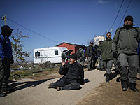 Эвакуированные из синагоги Амоны люди разбили окна автобуса и сбежали