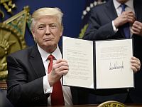 Госдепартамент: после указа Трампа были отменены 60 тысяч виз