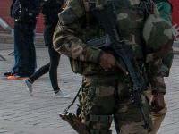 У французских солдат, обедавших после операции в Париже, похищены винтовки FAMAS