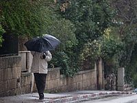 В Акко столб упал на дом, один человек пострадал