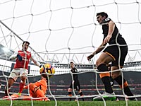 Санчес забил рукой. 