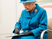 Елизавета II ищет помощника для ведения блога в Twitter: зарплата – 30.000 фунтов
