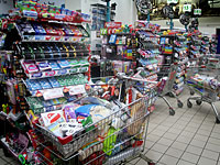 Минсобес начнет раздавать нуждающимся семьям дебетные карты для покупки еды