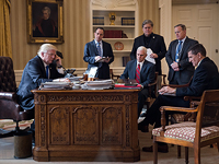 Дональд Трамп и Майкл Флинн (справа)