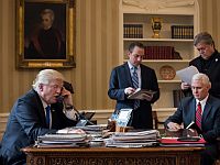 Дональд Трамп во время телефонной беседы. 28 января 2017 года 