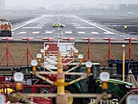 В Риге самолет российского хоккейного клуба выехал за пределы взлетно-посадочной полосы