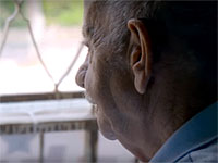 Одинокий израильтянин, переживший Холокост, нуждается в утешении во время поминок его жены