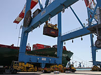 В порту Ашдода подъемный кран рухнул на баржу