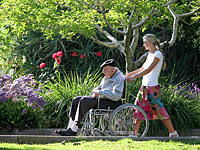 Глава минздрава потребовал увеличить количество иностранных сиделок для ухода за стариками 