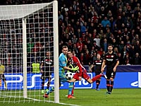 Фернандо Торрес головой перевел мяч в дальний нижний угол 2:4