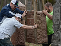 Добровольцы восстанавливают  еврейское кладбище в Миссури, разрушенное вандалами