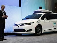 Директор Waymo Джон Крафчик представляет автономный автомобиль Chrysler Pacifica Hybrid 
